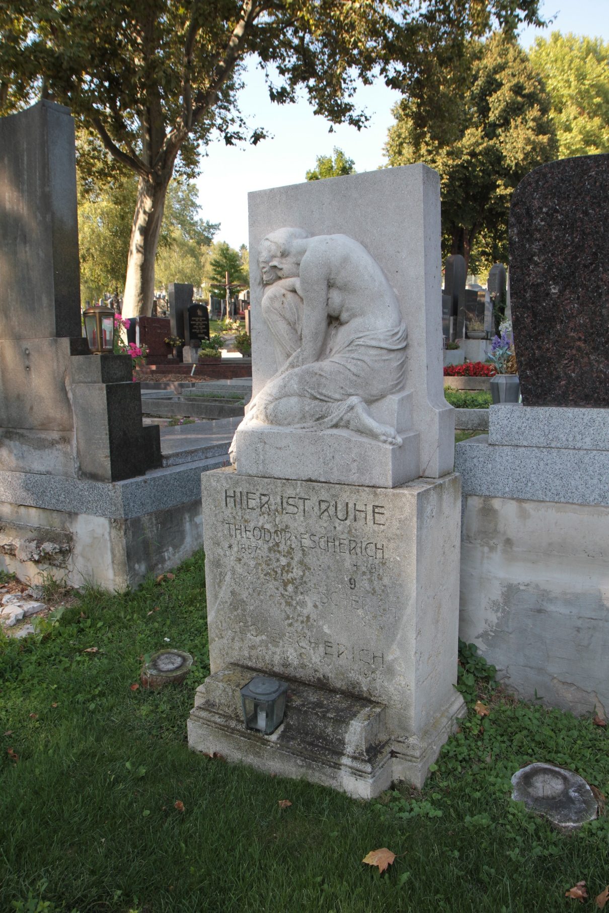 Theodor Escherich's tomb, Vienna - 04.JPG